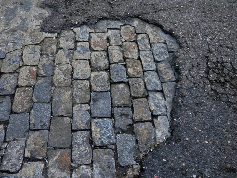 Goudronnage : par une entreprise de travaux publics